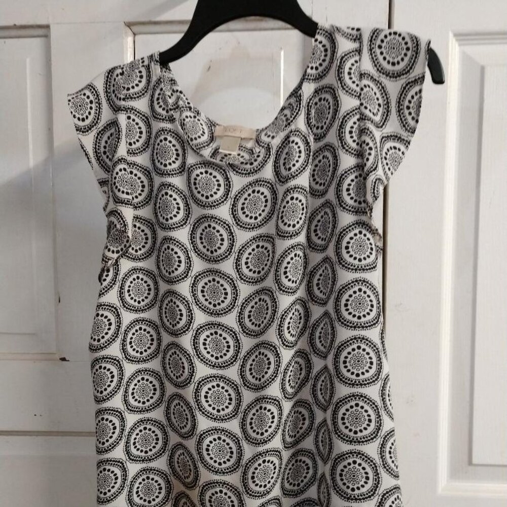 Loft Large Scoop Neck Front Flutter Sleeve Tiered Bottom Black/White Circles
